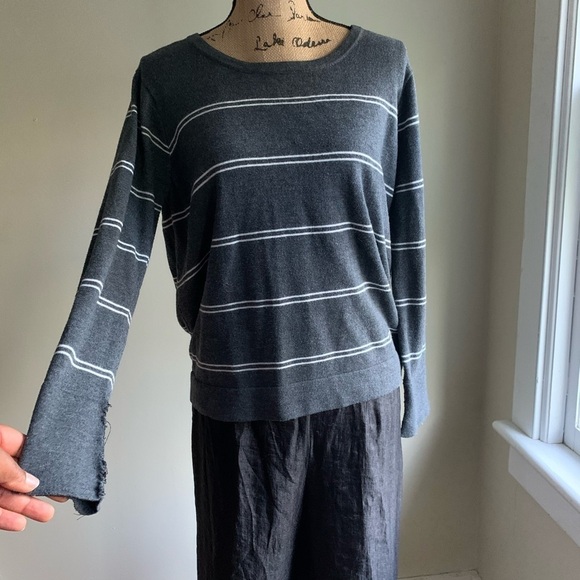 Heartloom Revolve grey white horizontal stripes backless sweater size M - Picture 5 of 12